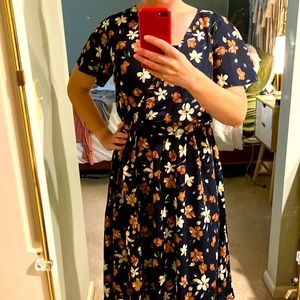 Adorable floral print dress with tie waist. Navy blue